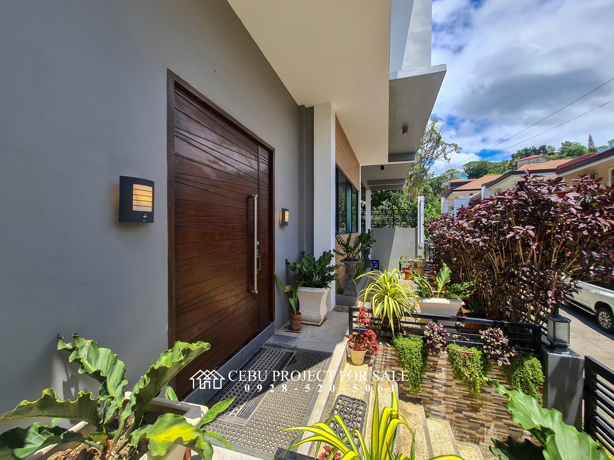 BEAUTIFULLY SITUATED in a high-end subdivision with a panoramic view of the city photo 3