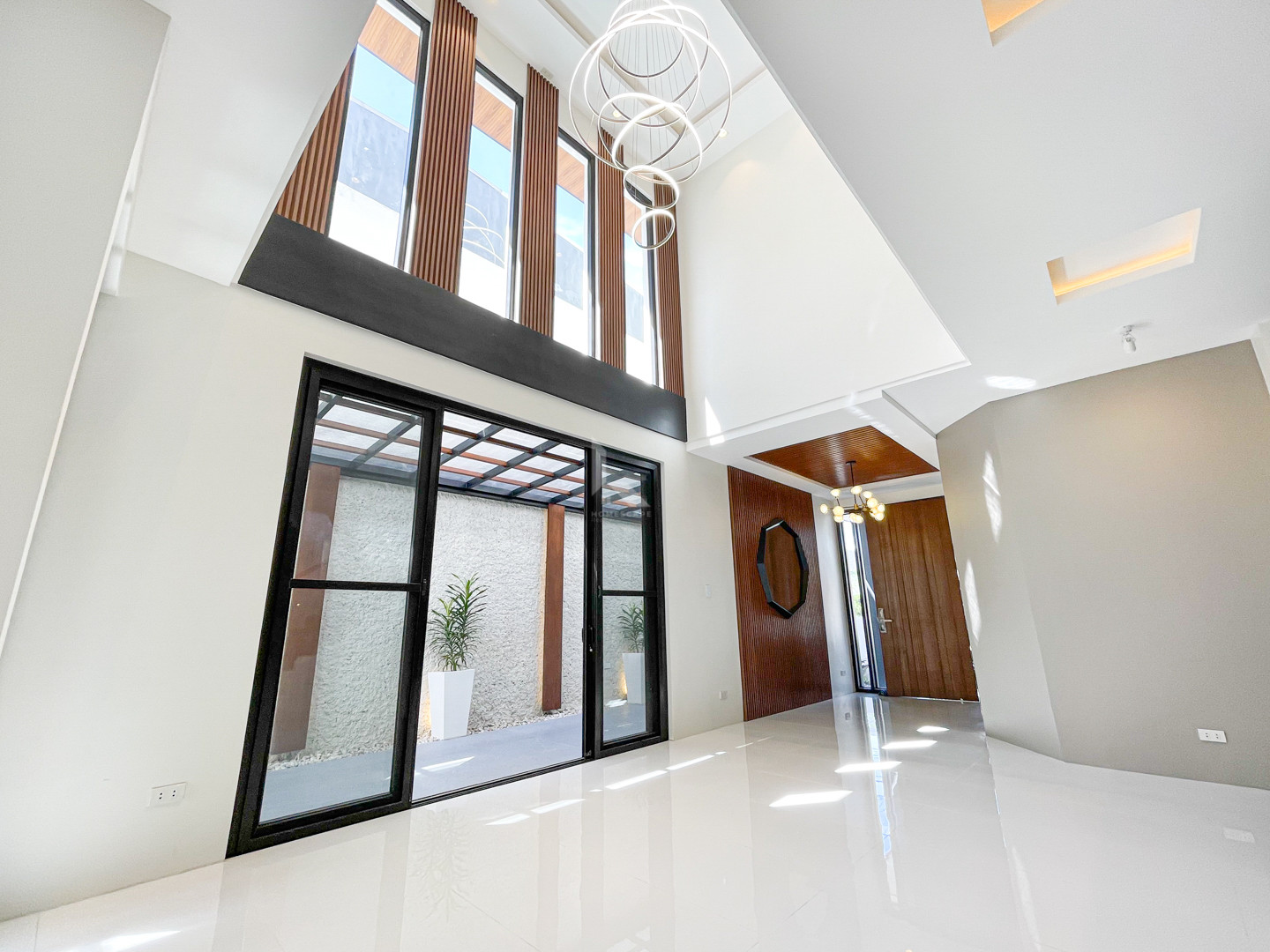 Splendid Modern Smart Home For Sale i photo 3