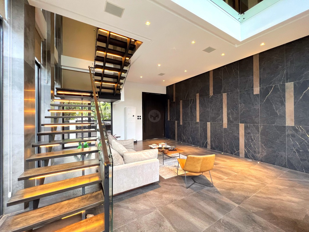 Astonishing House and Lot for Sale photo 4