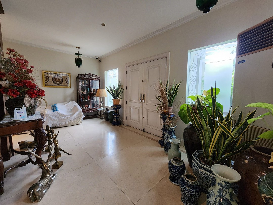 Inside of a Stately Glorious House and Lot for Sale in San Juan photo 3