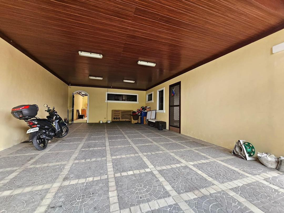An Enchanting Colossal House for Sale in Las Piñas City photo 4