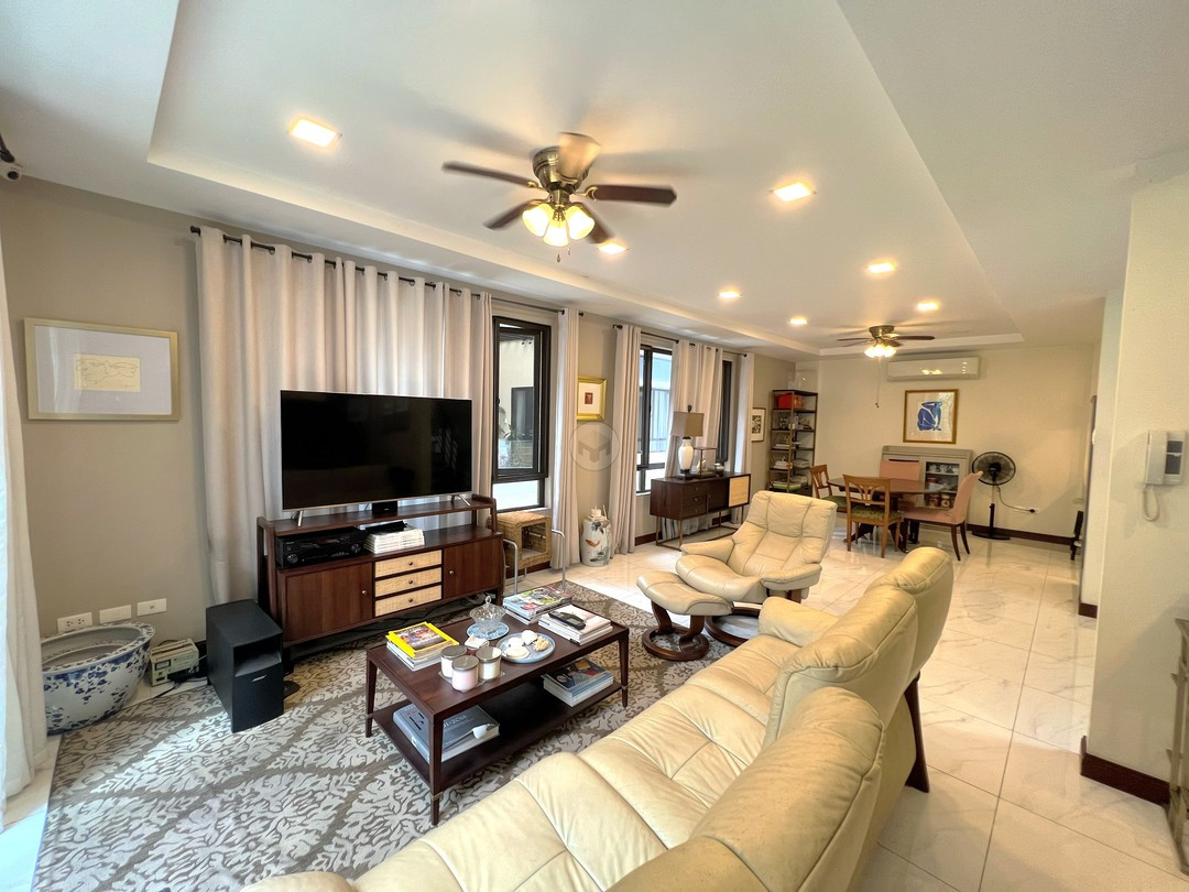 Harmonious Comfy Townhouse For Sale In New Manila photo 3