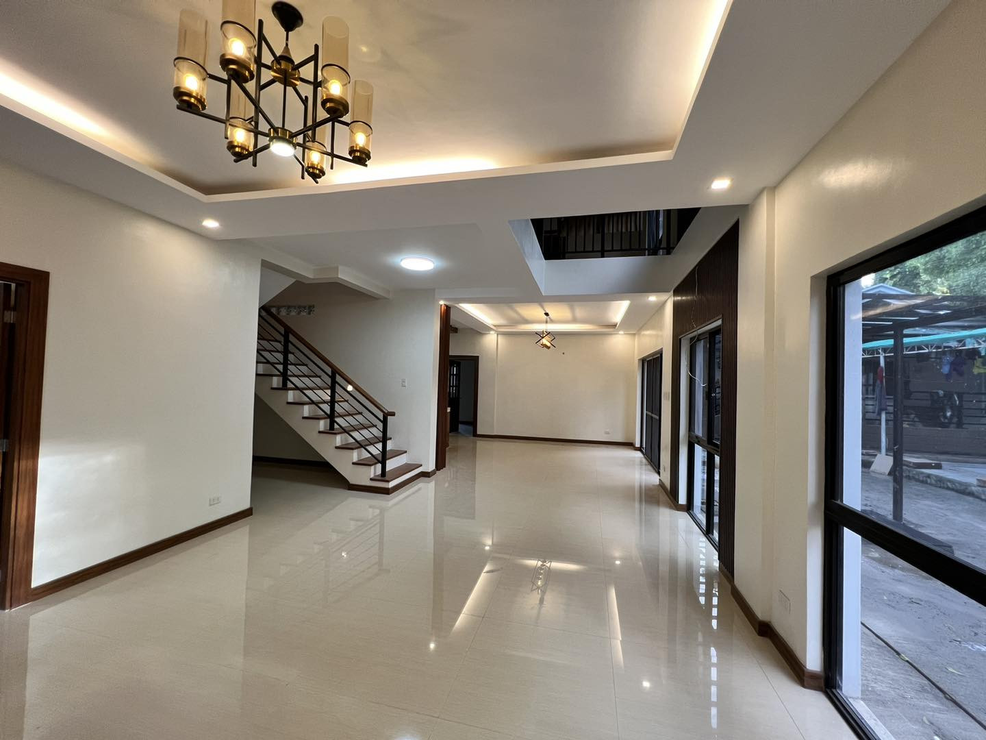 MASSIVE AND SPACIOUS HOUSE AND LOT WITH SWIMMING POOL AND HIGH CEILING photo 3