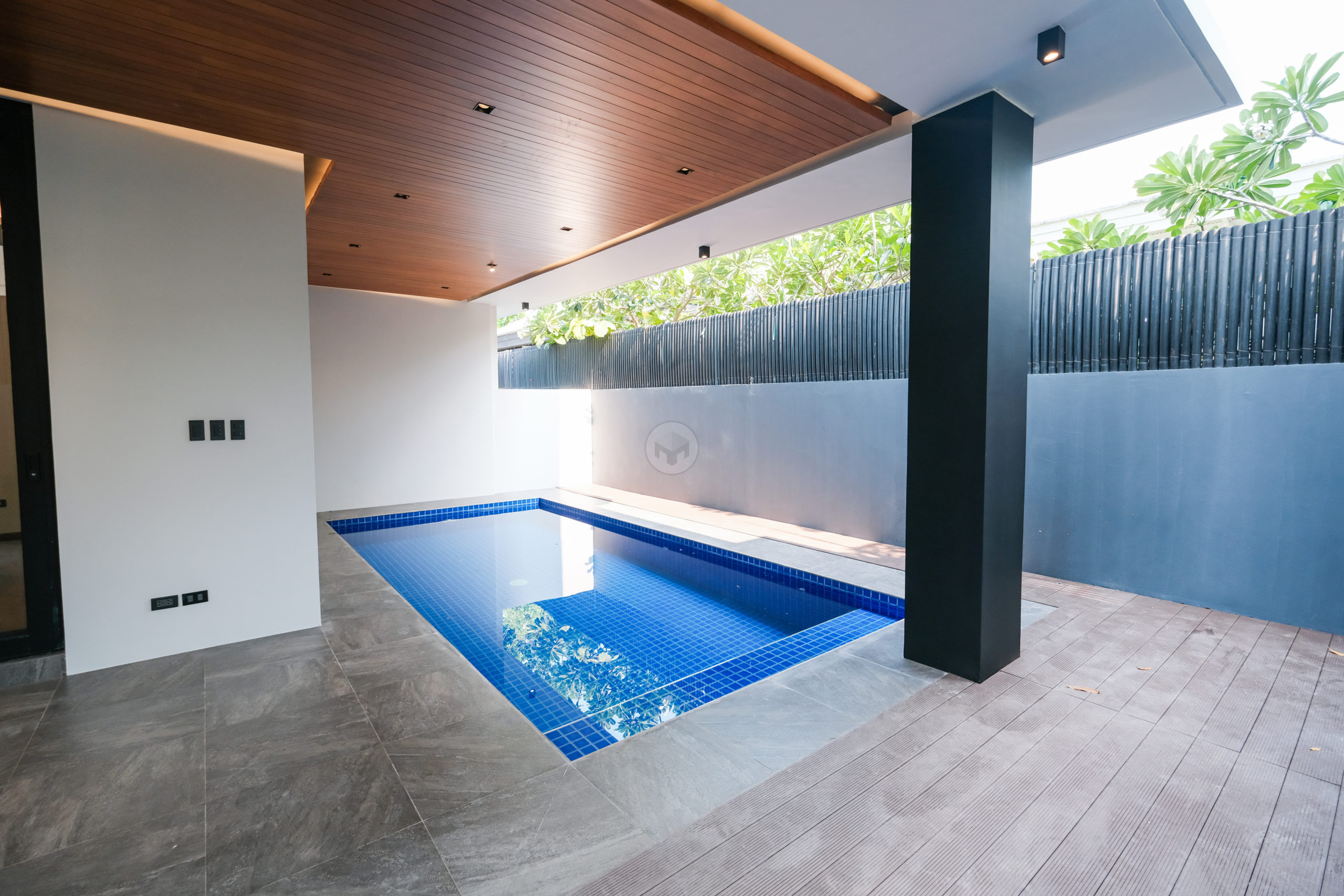 Astonishing 5-Bedroom House and Lot photo 2
