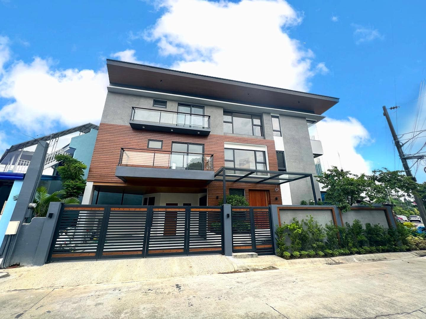A Notable Gleaming House And Lot For Sale photo 1