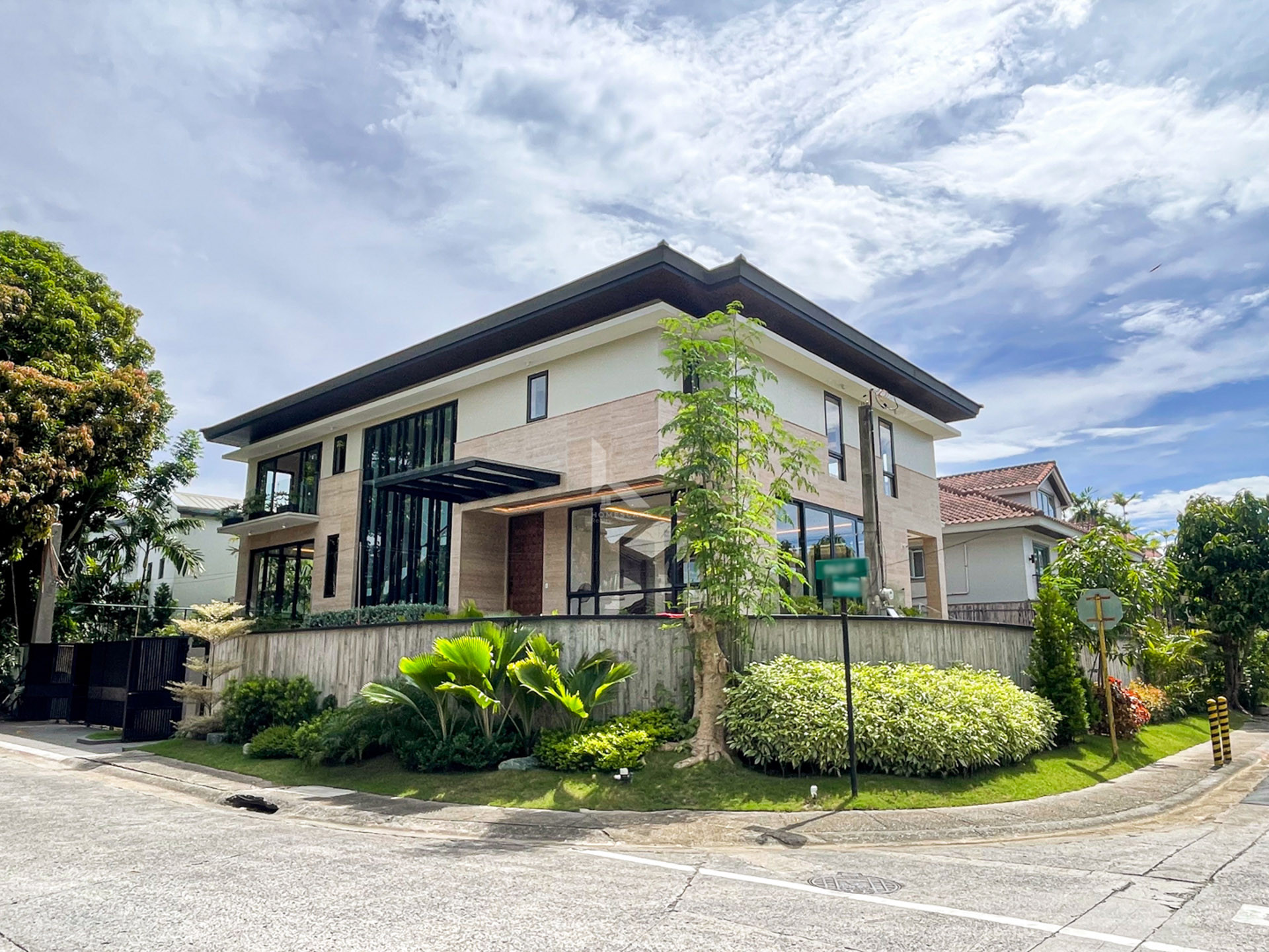 Stylish Modern Contemporary Corner House and Lot in Ayala Alabang Village photo 2