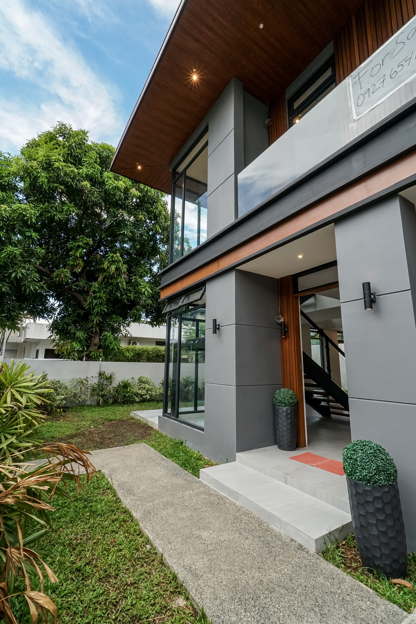 5-bedroom modern tropical house photo 3