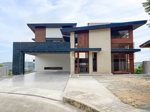 Vast Home with Overlooking Mountain View For Sale photo 1