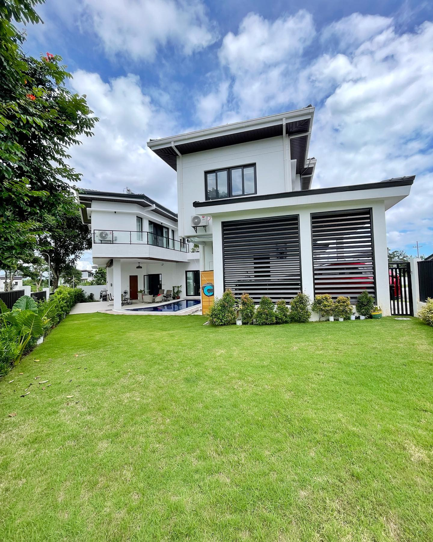 Pristine Beautiful Modern corner House for Sale photo 2
