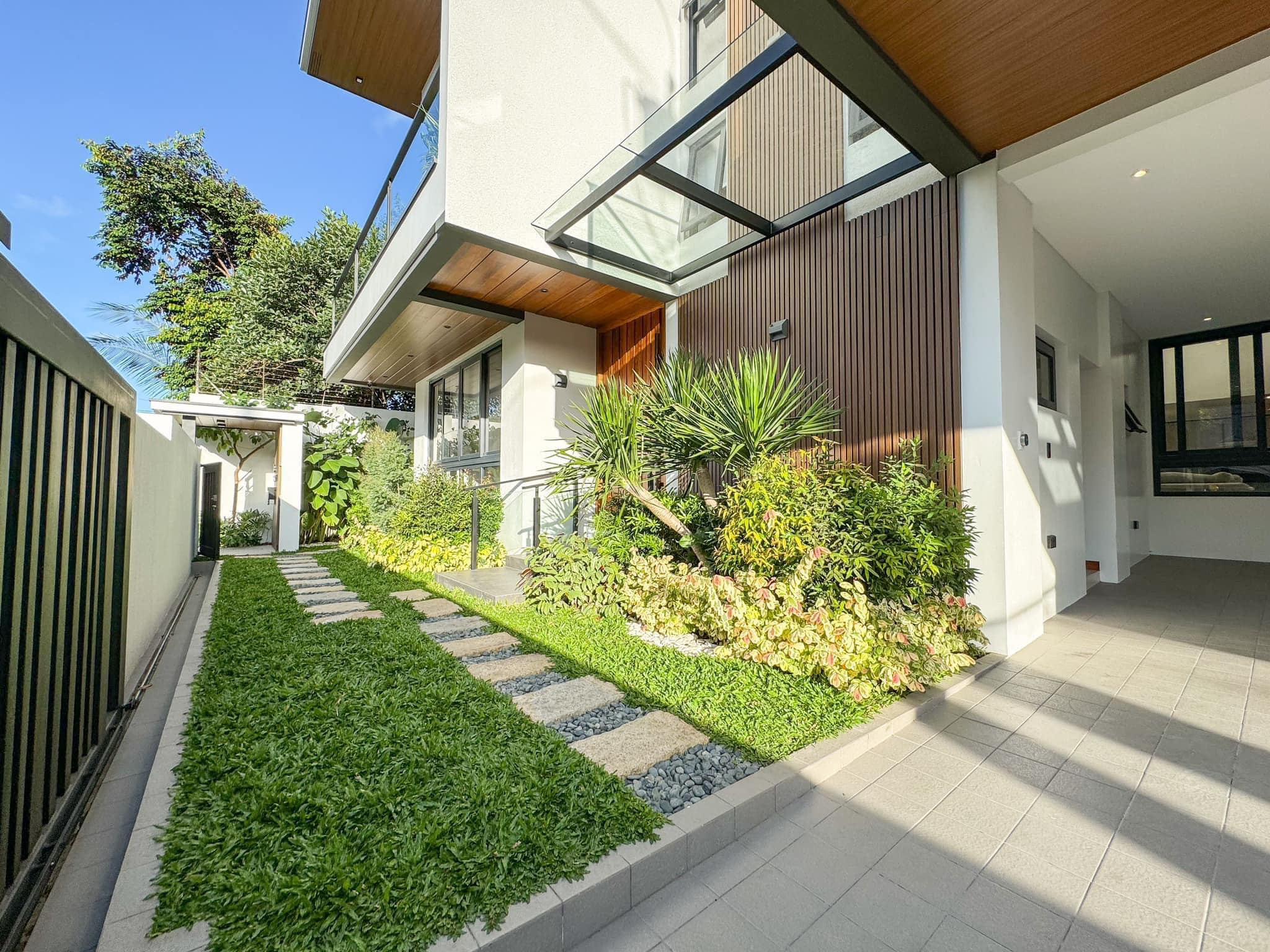 An Outstanding 7 Bedroom Home for Sale in Congressional Ave. photo 2