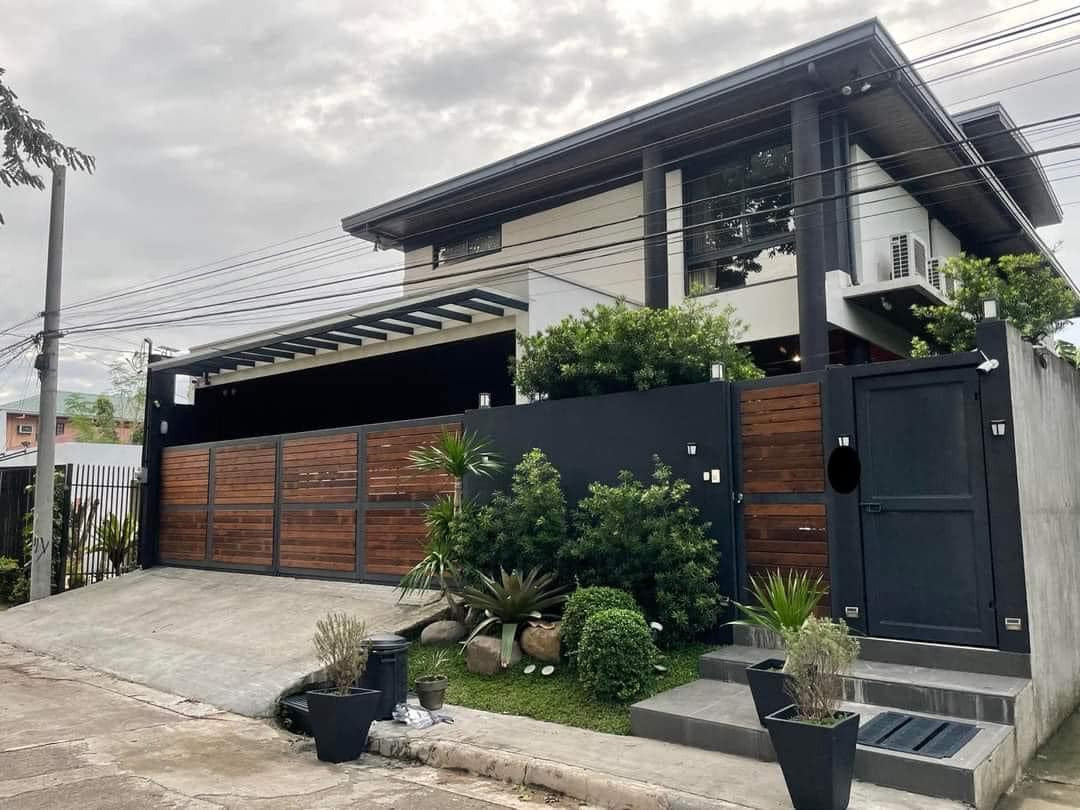 An Astounding House and Lot for Sale in Bonifacio Village photo 1
