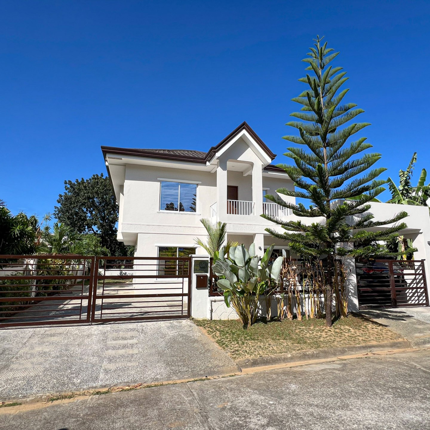 Bright and Airy 2-Storey House for Sale in Mission Hills photo 1