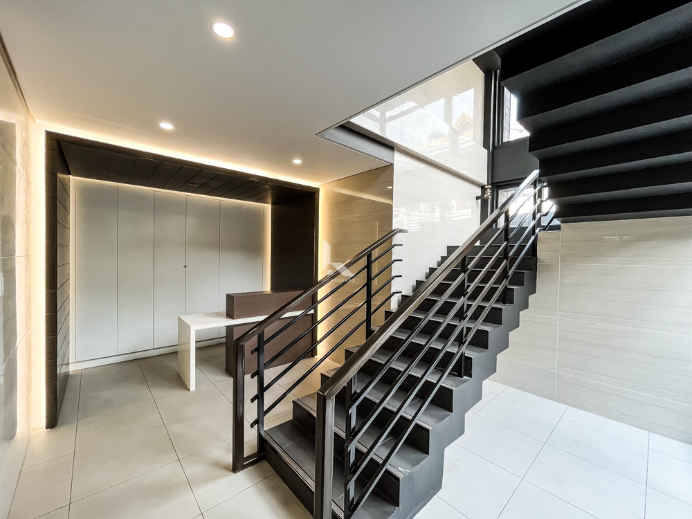 Grand Brand New 5-Storey Corner Building For Sale in Maytunas photo 3