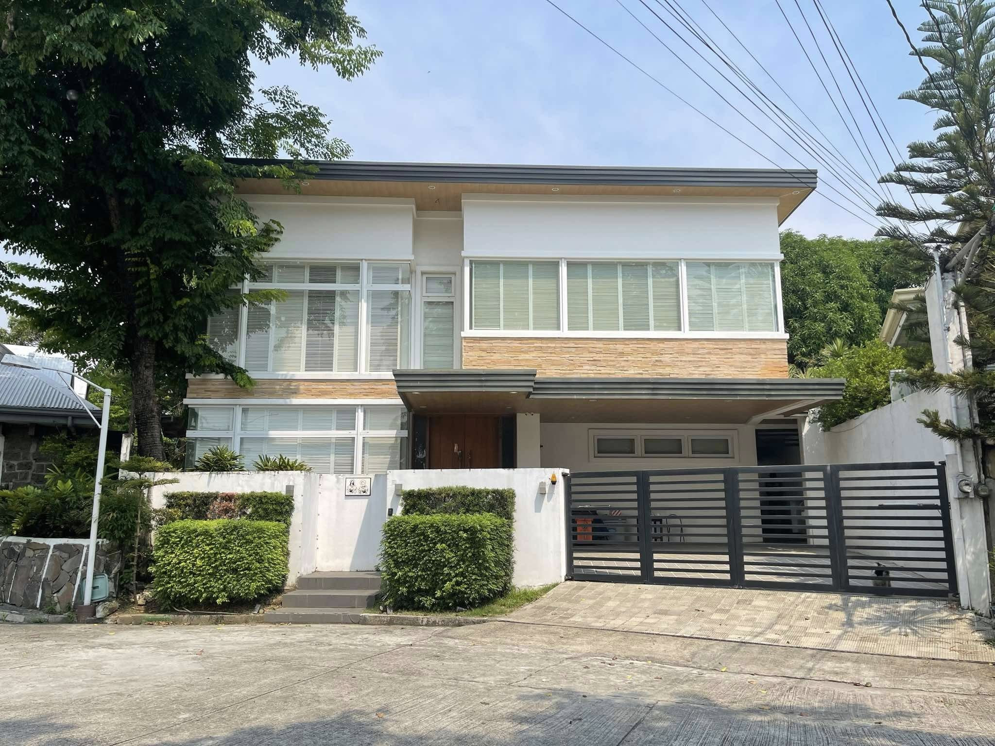 Discover this Bright Pre-Owned House and Lot photo 1
