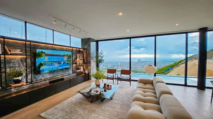 Modern Luxury House for Sale with Panoramic City View photo 1