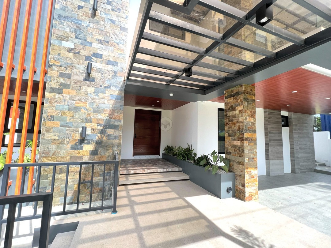 Stately Exquisite House and Lot for Sale photo 2