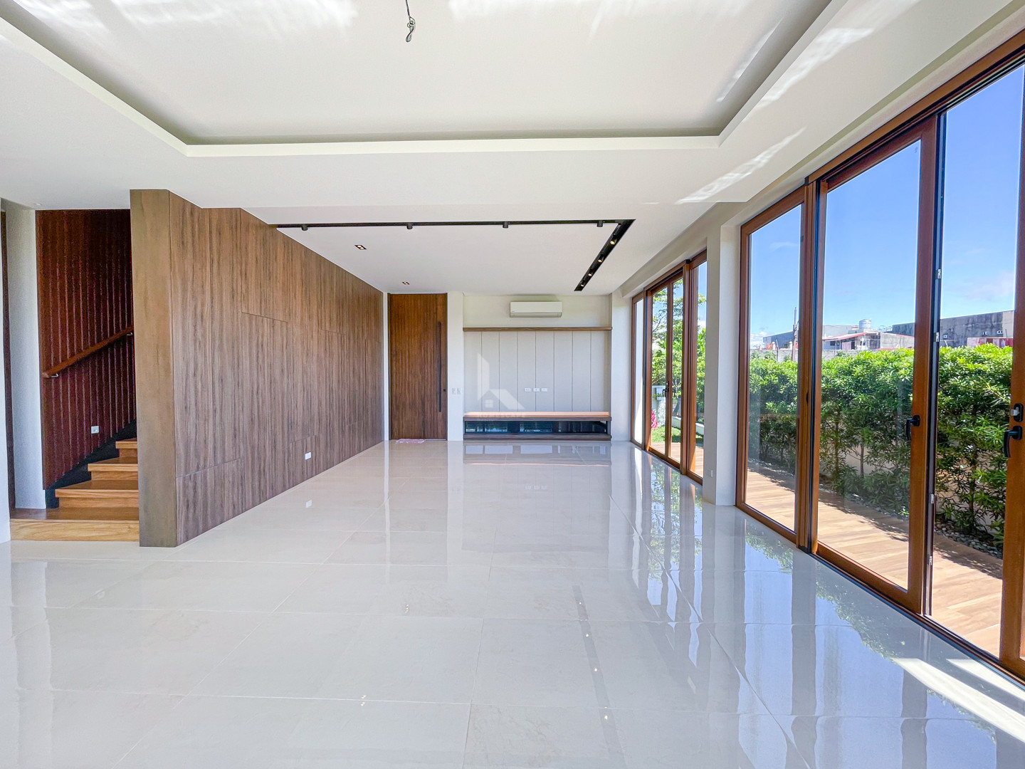 Elegant Modern Contemporary House and Lot for Sale in Alabang West photo 4