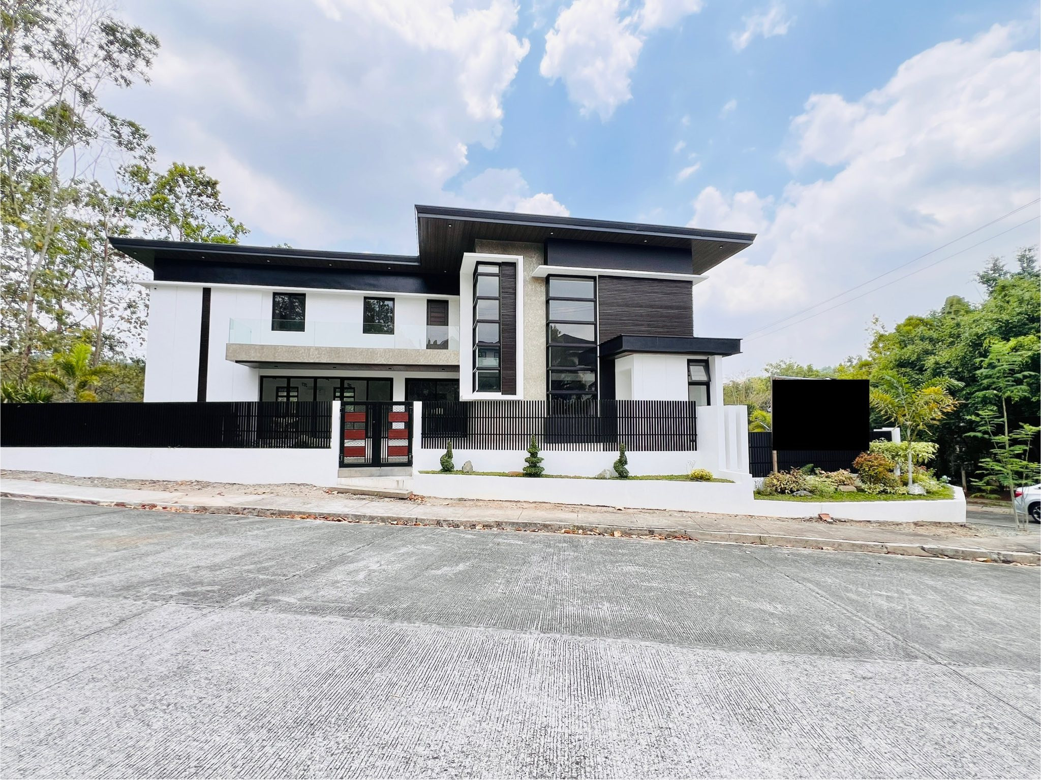 Elegant 5-Bedroom House and Lot for Sale photo 1