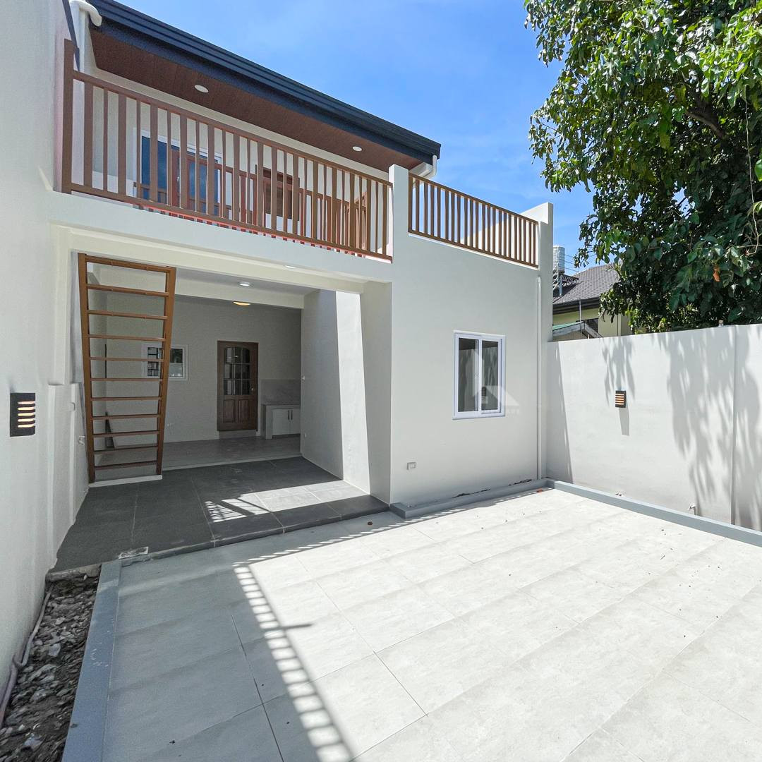 Sophisticated Fully Renovated Modern House For Sale photo 2