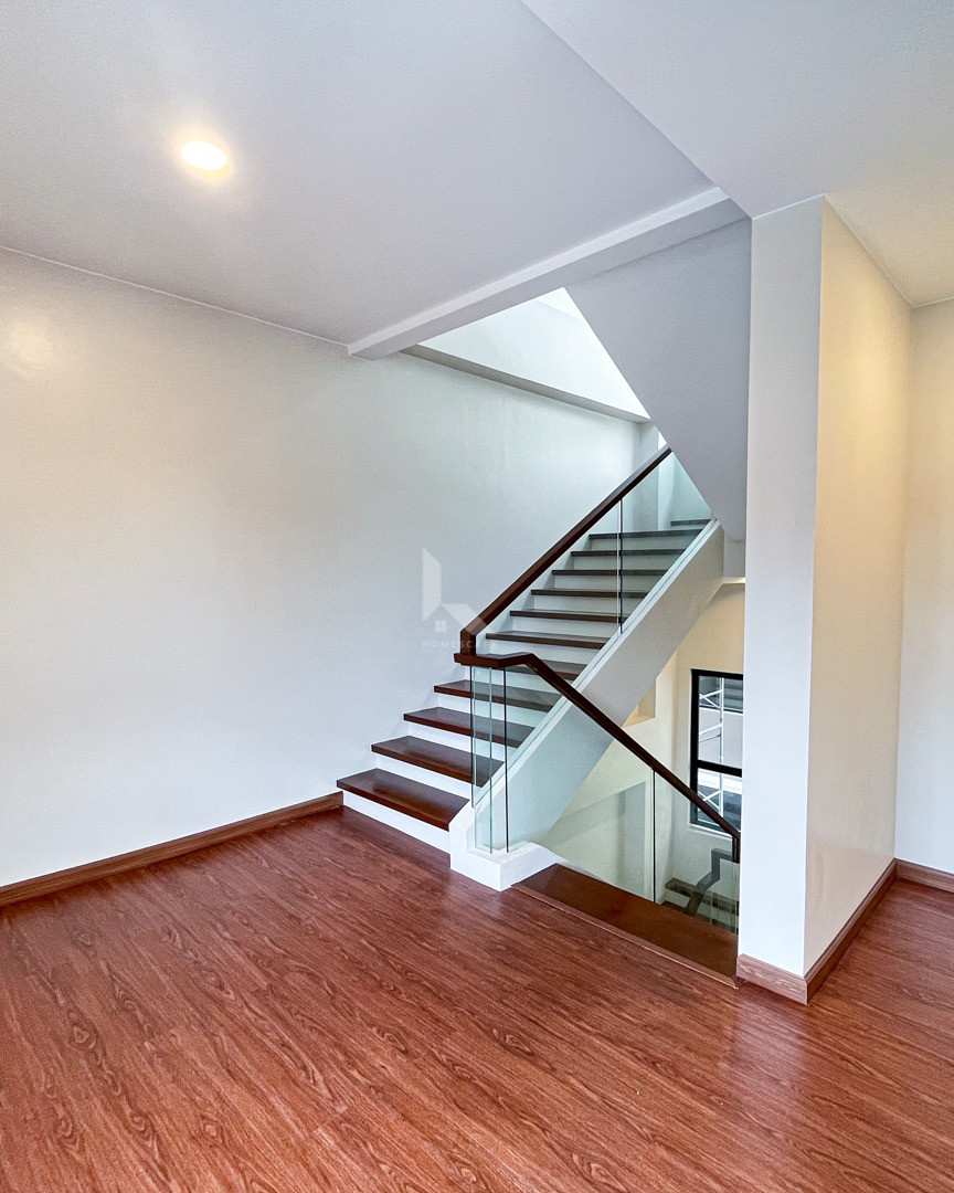 Sophisticated 4-Storey Modern Townhouse in New Manila photo 5