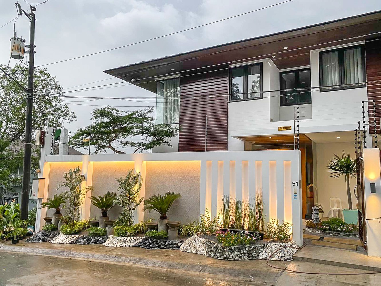 Picturesque house with elegant finish and has a commanding view of Metro Manila photo 1