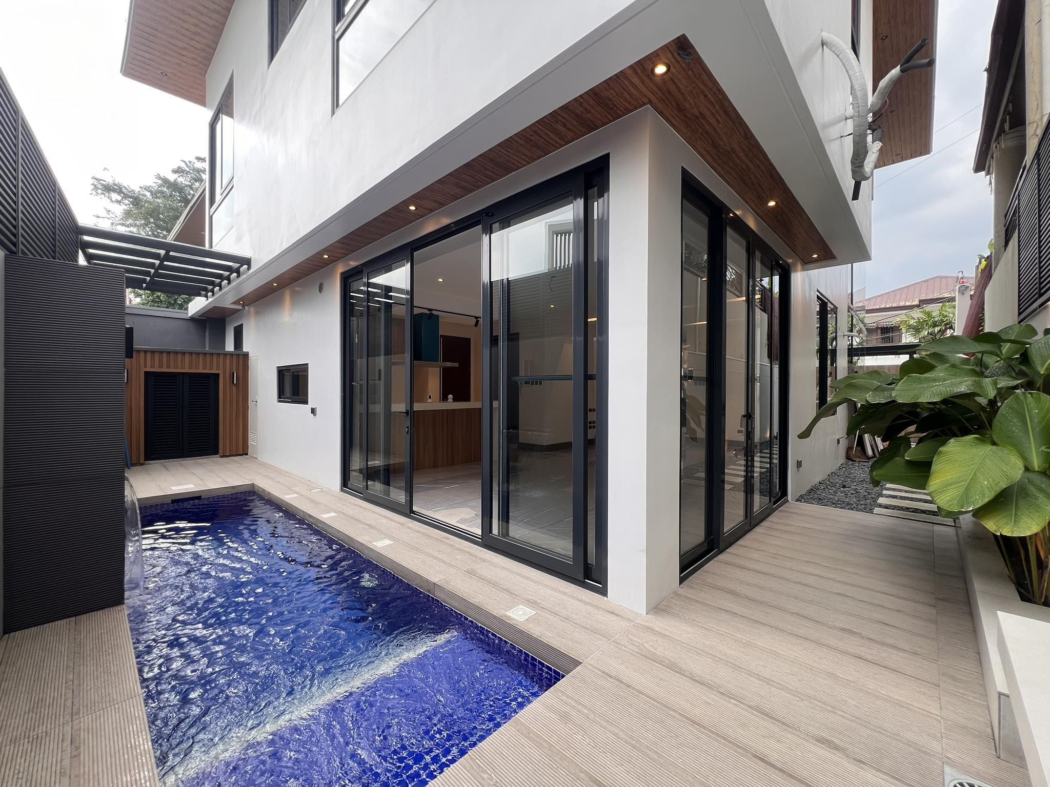 Magnificent 4-Bedroom House and Lot for Sale photo 2