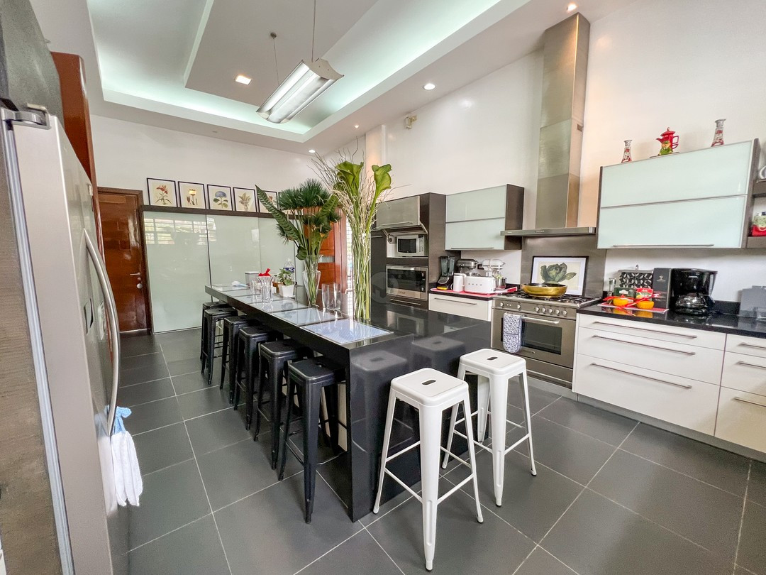 Astonishing House for Sale in Hillsborough Alabang photo 4