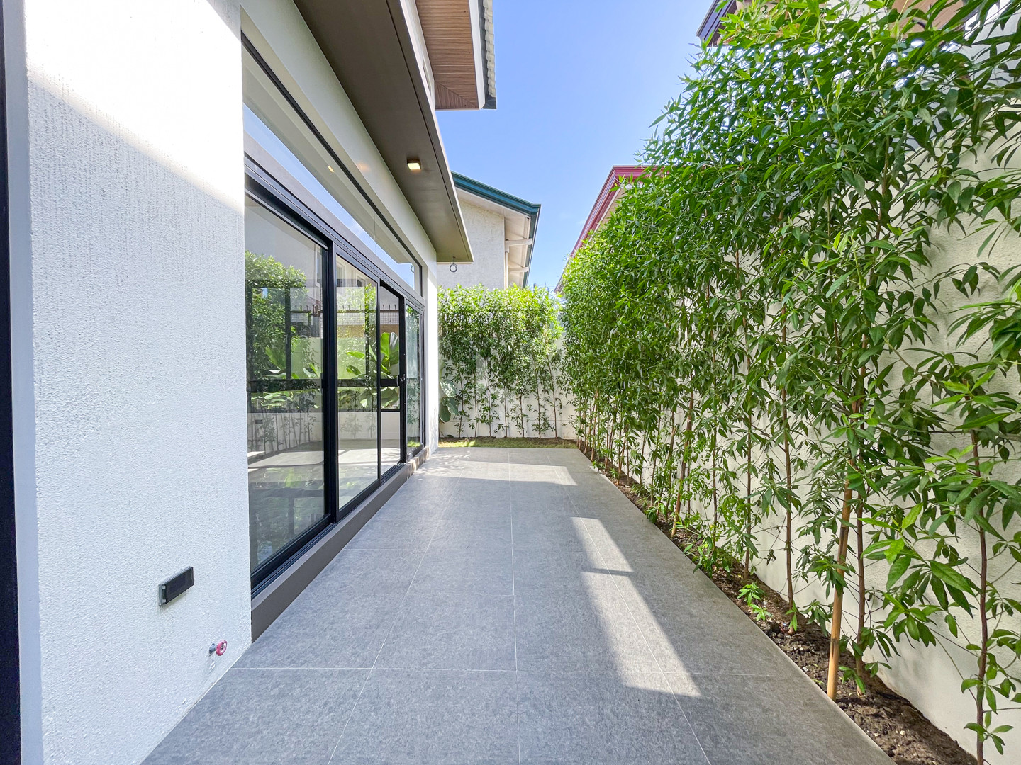 Superb Modern Contemporary House and Lot For Sale in BF Homes photo 3