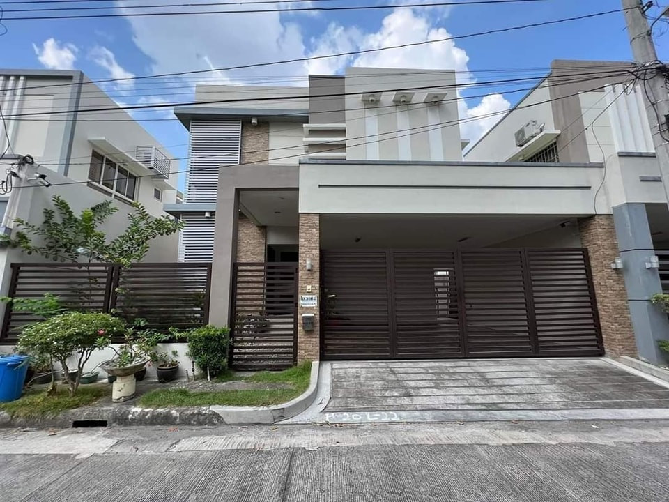 Contemporary House with Pool for Sale in a secured subd. photo 1