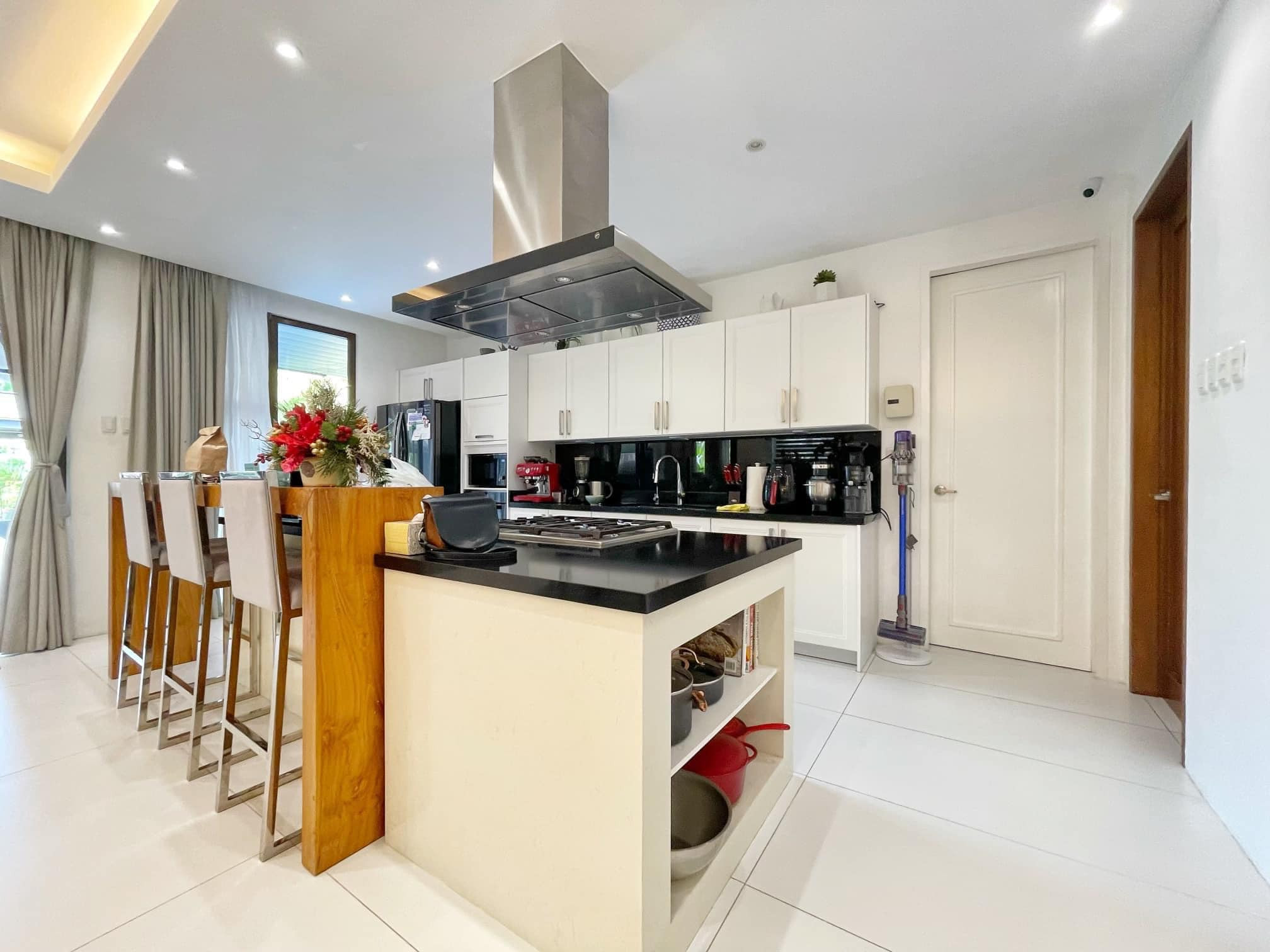 Inside a Modern Tropical Home in Sta. Rosa, Laguna photo 5