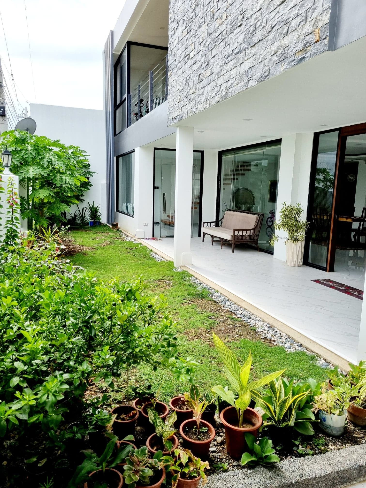 5 Bedroom House and Lot for Sale in Corona Del Mar, Talisay City, Cebu photo 2