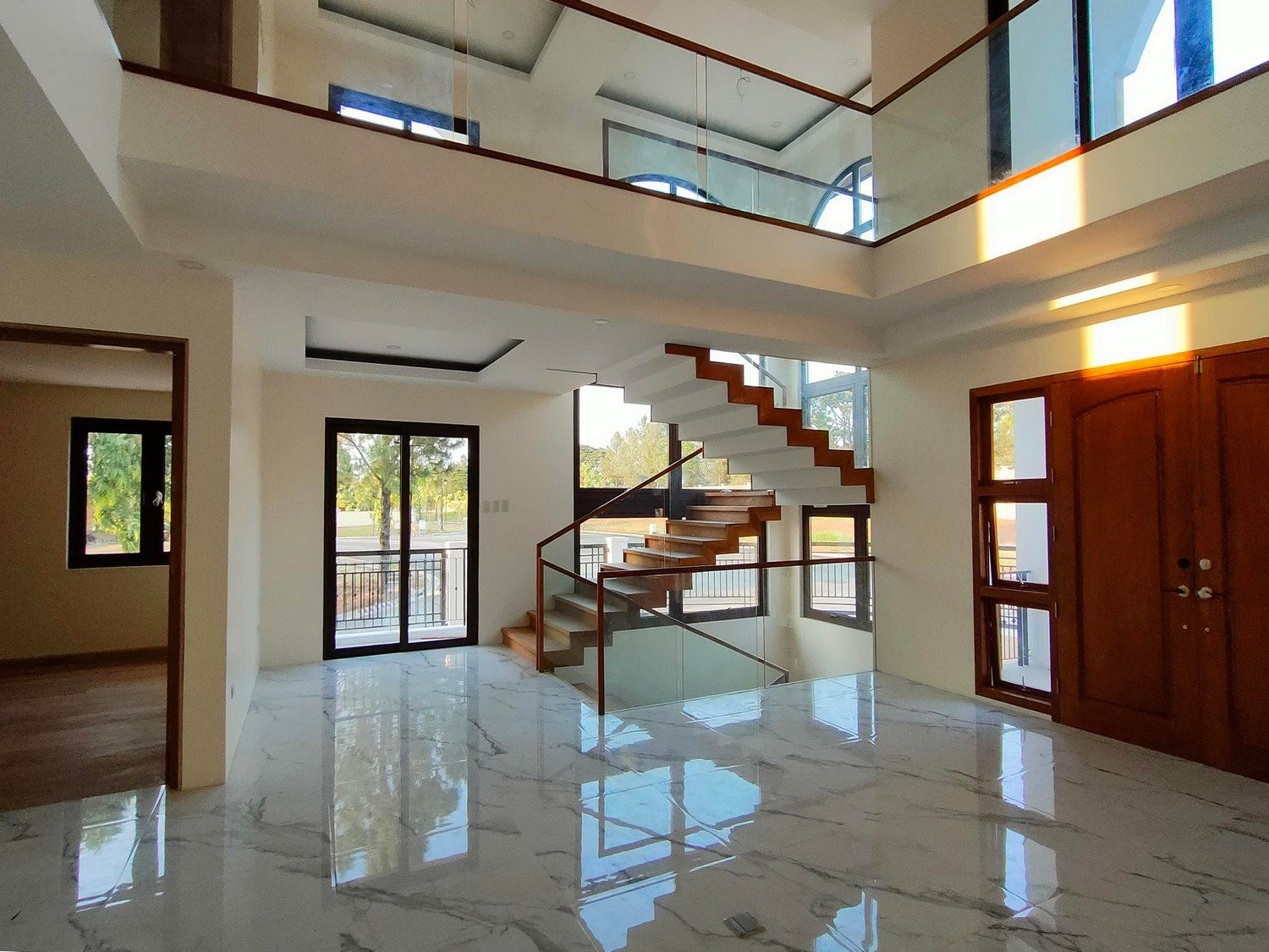 Brandnew Massive 3 Level Home in Portofino Vista Alabang photo 2