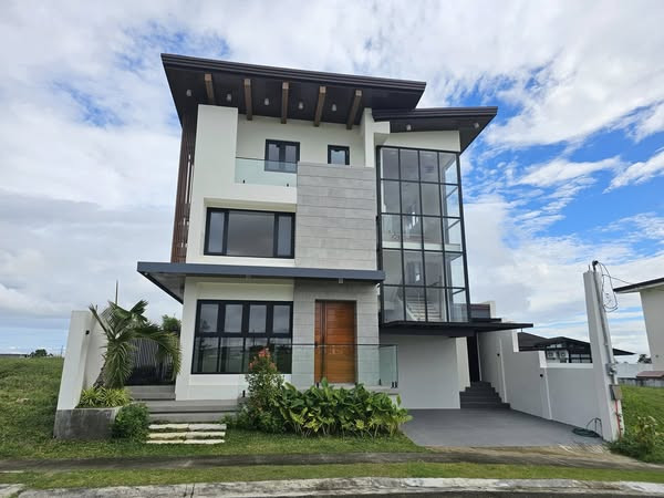 Secure this 3-Storey Brand-New House photo 1