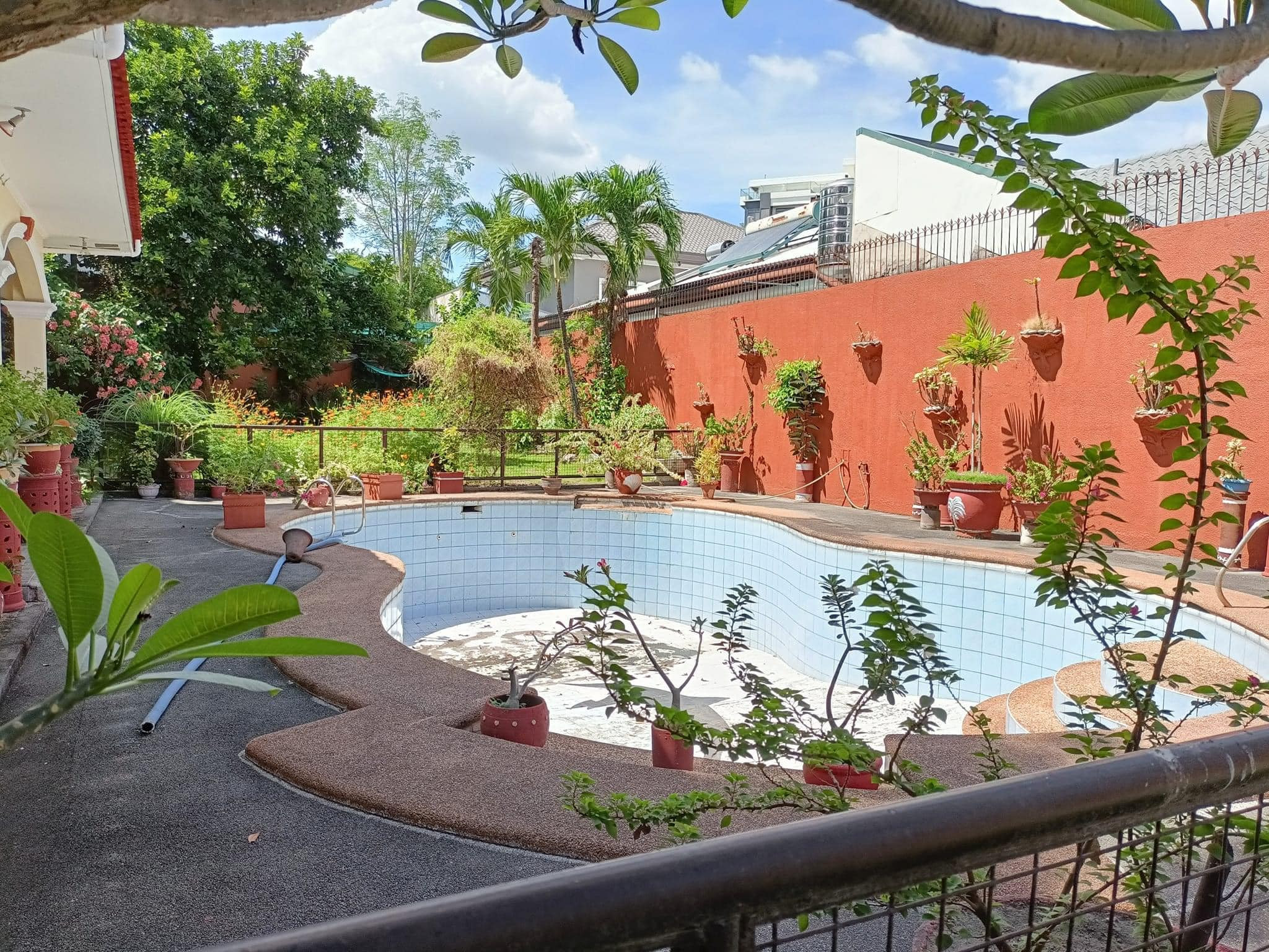 FOR SALE BUNGALOW HOUSE WITH HUGE GARDEN & RESORT TYPE POOL IN ANGELES CITY photo 3