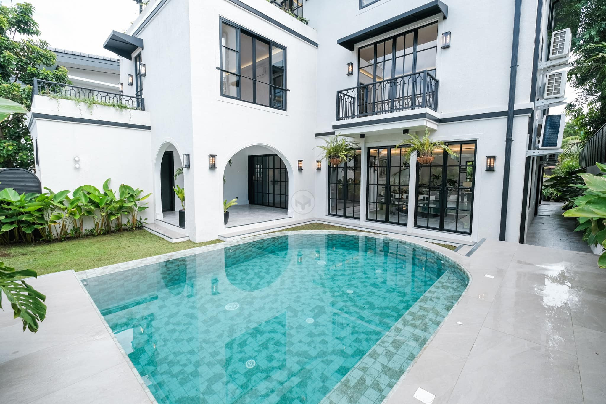 An Elegant Timeless House and Lot for Sale photo 2