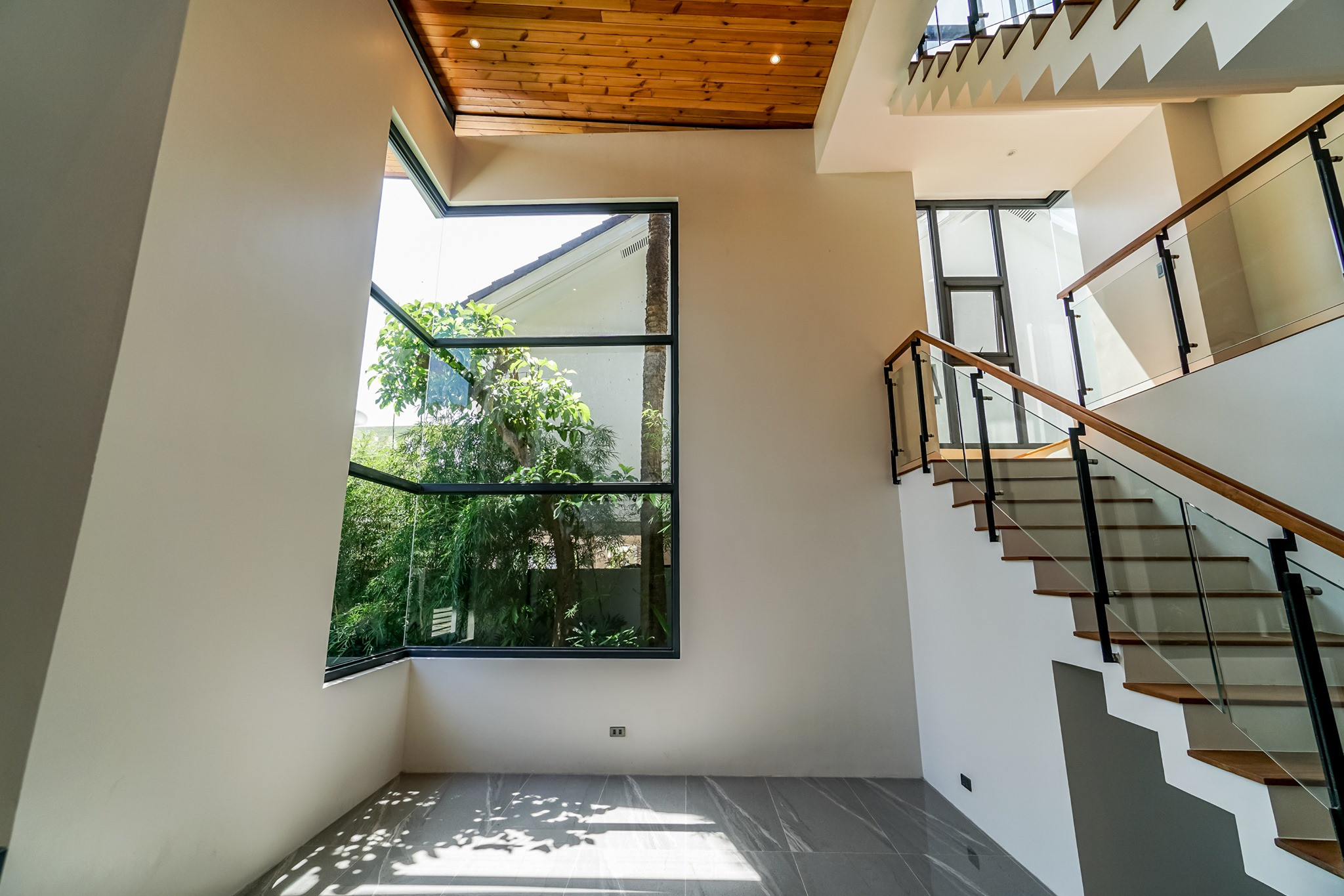 STUNNING HOUSE photo 3