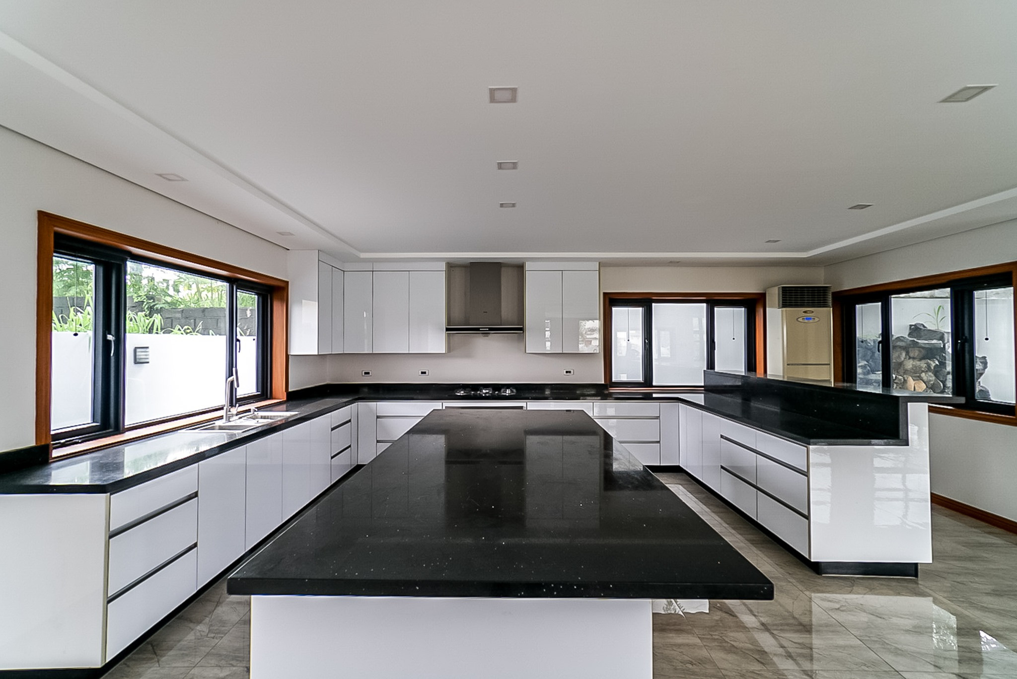 Brand new contemporary house with an elegant finish located in Tivoli Royale photo 3