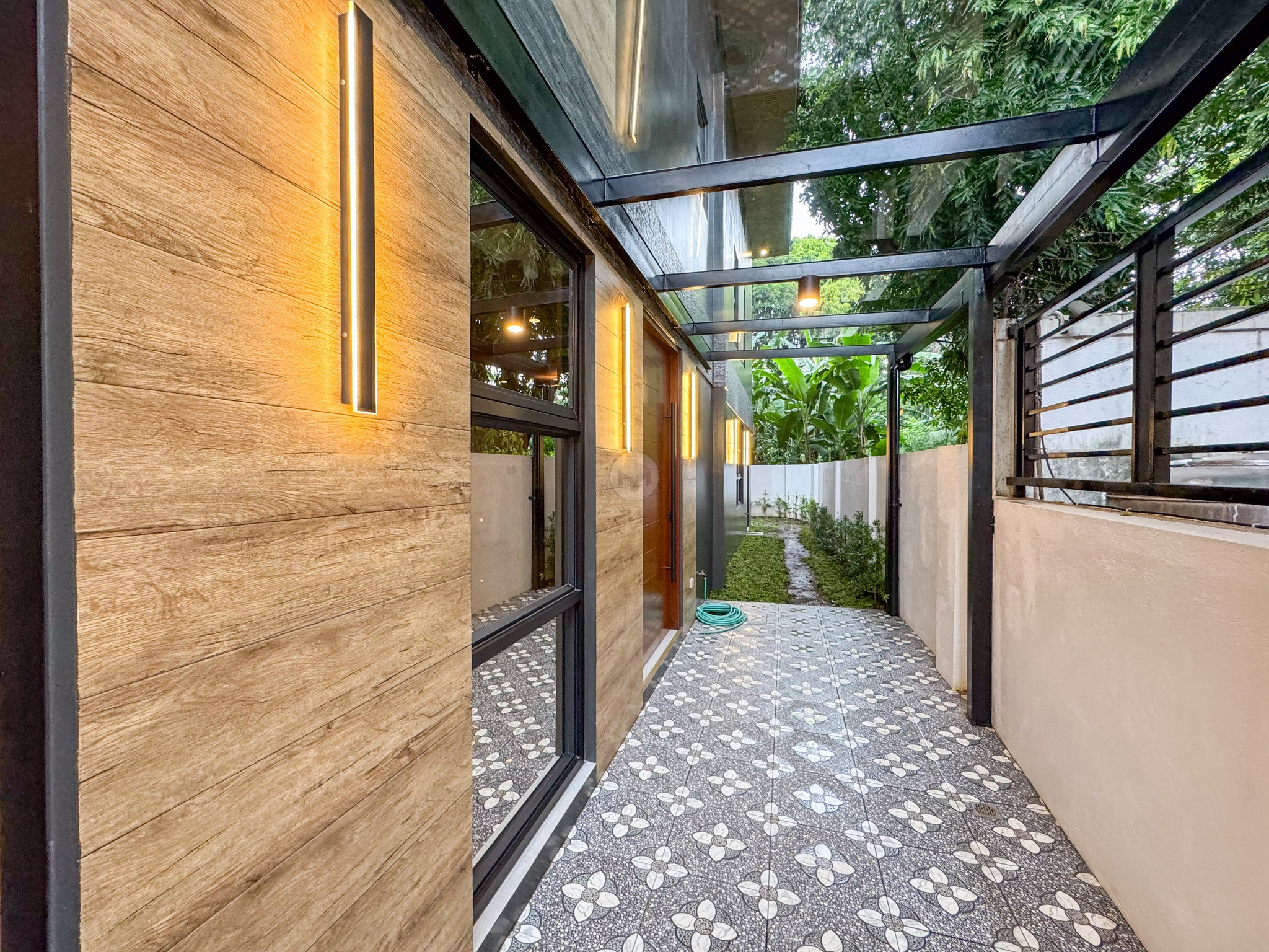 Captivating 6-Bedroom House and Lot in BF Homes, Parañaque photo 3