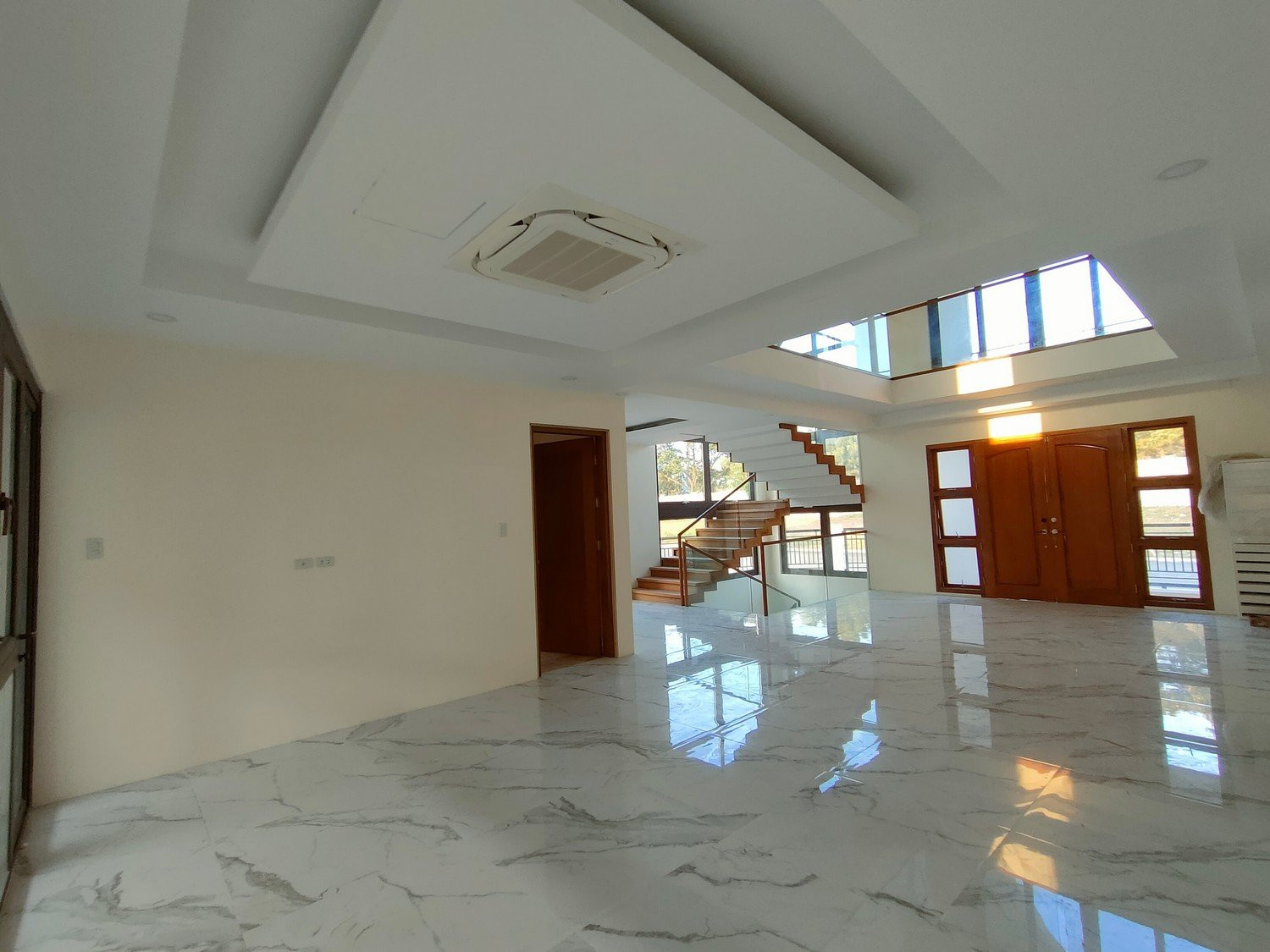 Brandnew Massive 3 Level Home in Portofino Vista Alabang photo 3