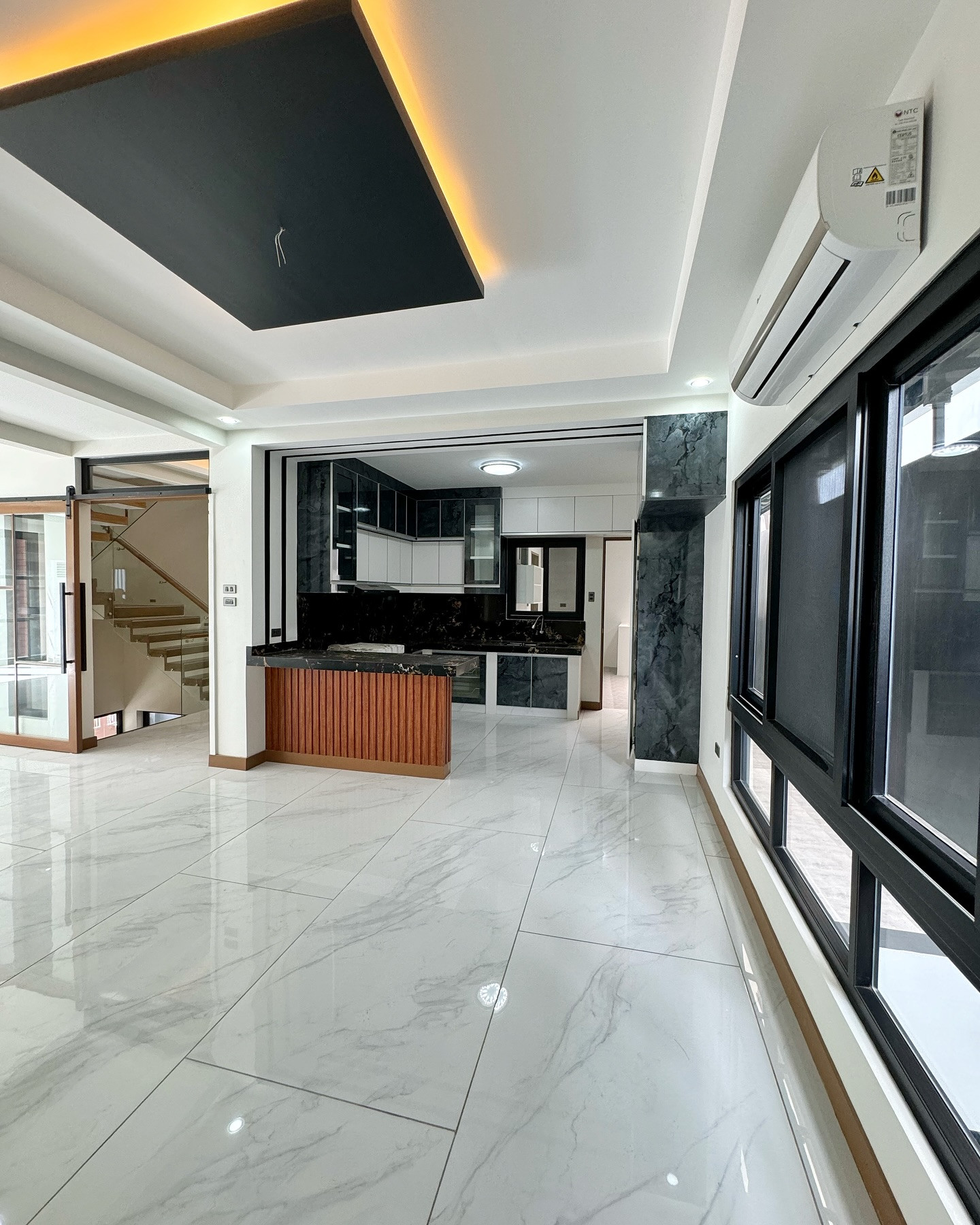 Brand New Modern 3-Storey 7-bedroom House for Sale photo 3