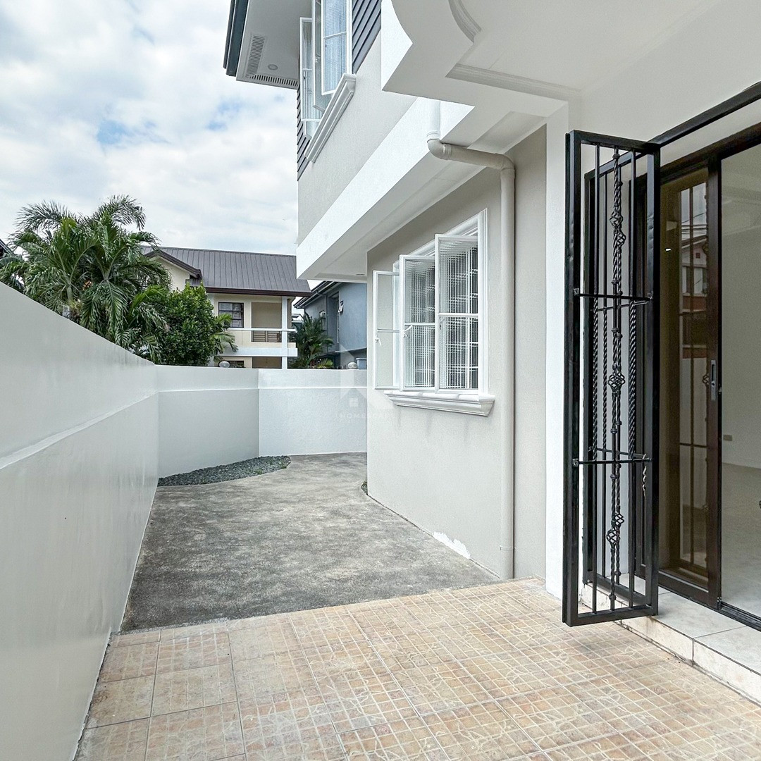 Classy Contemporary Corner House and Lot For Sale photo 3