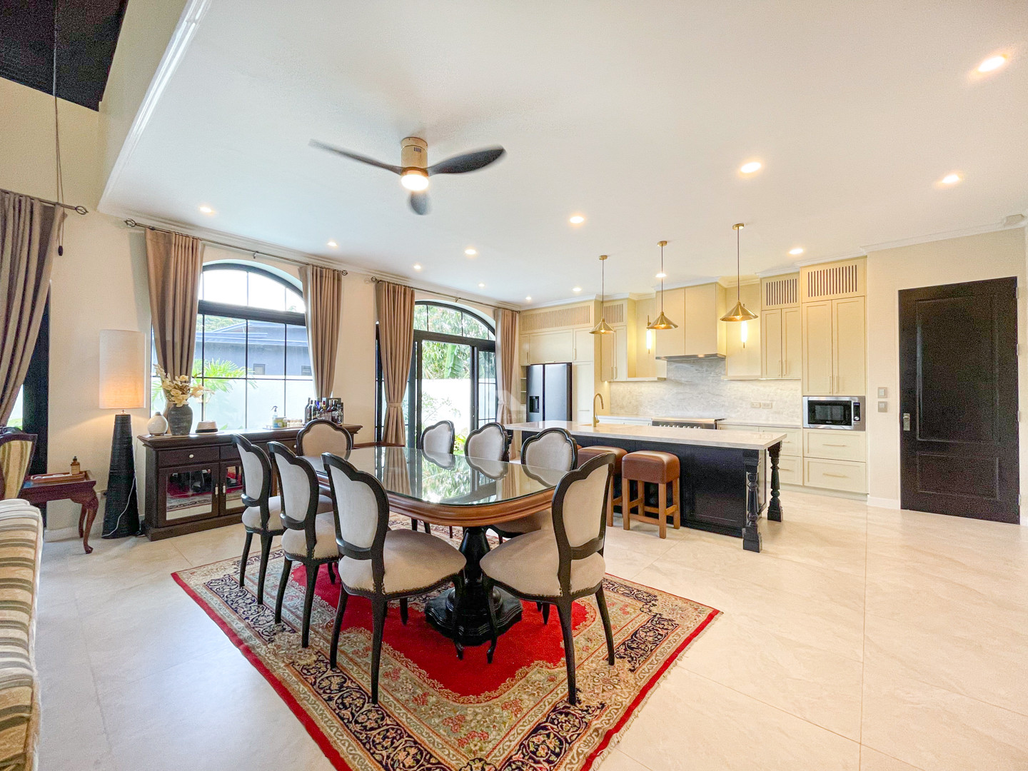 Sophisticated Modern Contemporary House and Lot For Sale in The Orchard photo 3