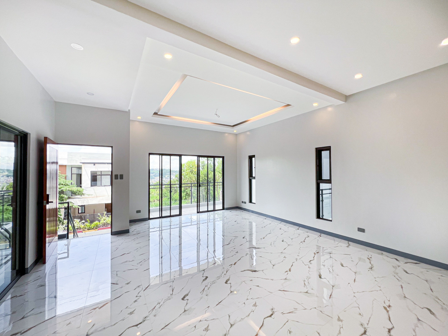 Gorgeous Home For Sale in Edgewood Place photo 3