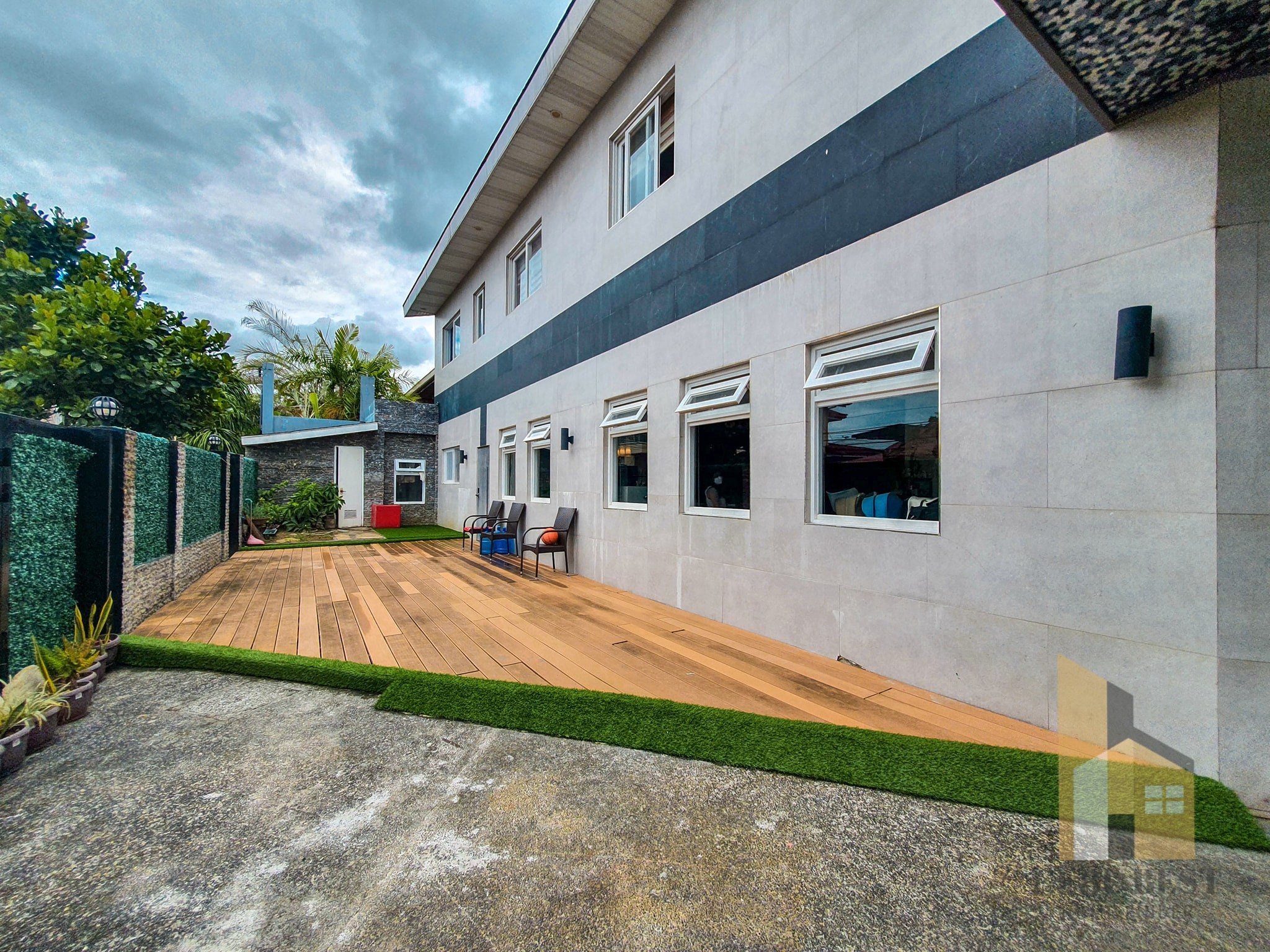 pacious Contemporary House for Sale in SunnyHills Subdivision photo 2
