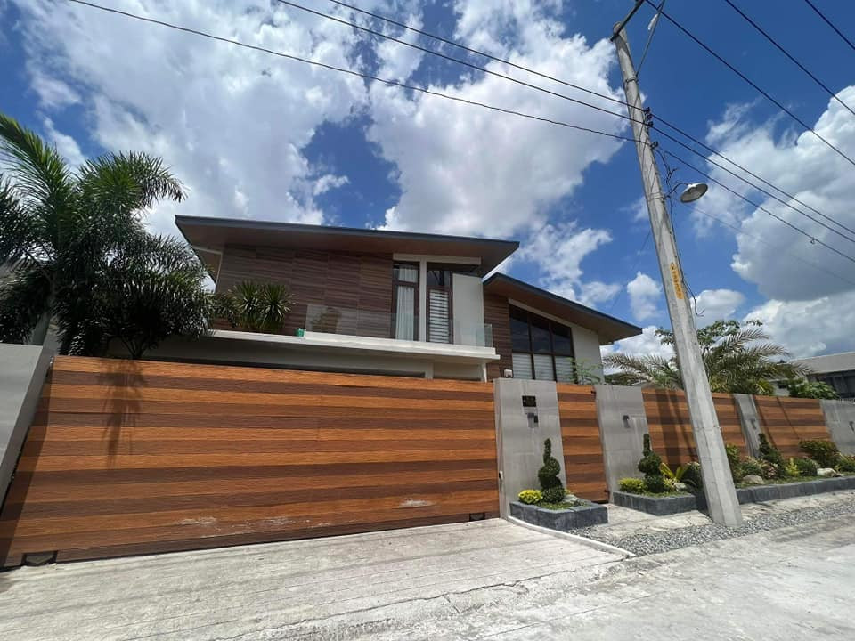 FOR SALE! SOPHISTICATED MINIMALIST HOUSE & LOT WITH WOODEN ELEMENTS. photo 1