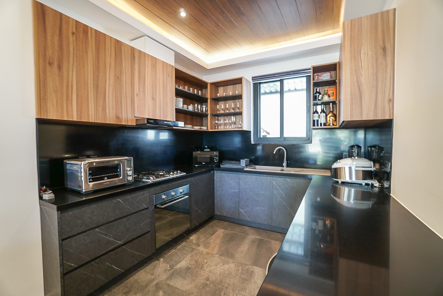 Polished and stylish. This newly listed property in Laguna photo 3