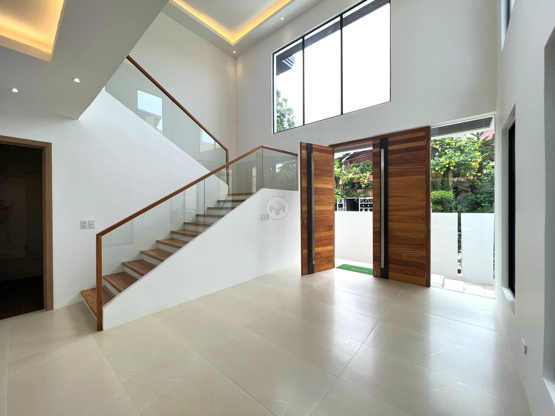 A Bright & Modern Home photo 3