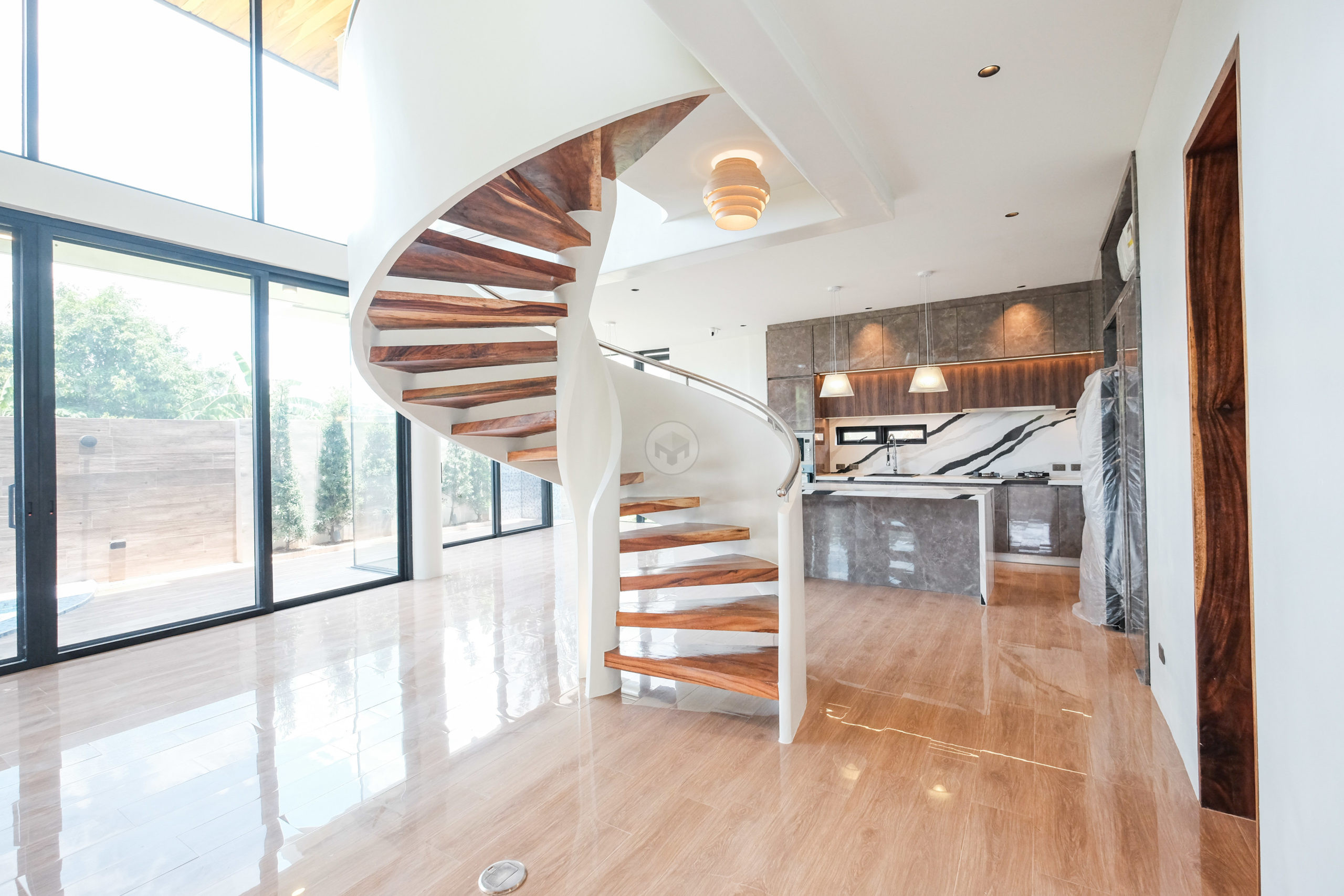 Outstanding 5-Bedroom House and Lot photo 4