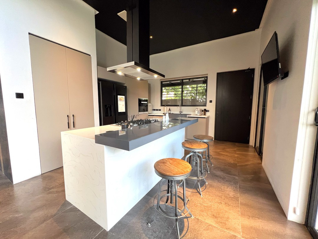 Astonishing House and Lot for Sale photo 5