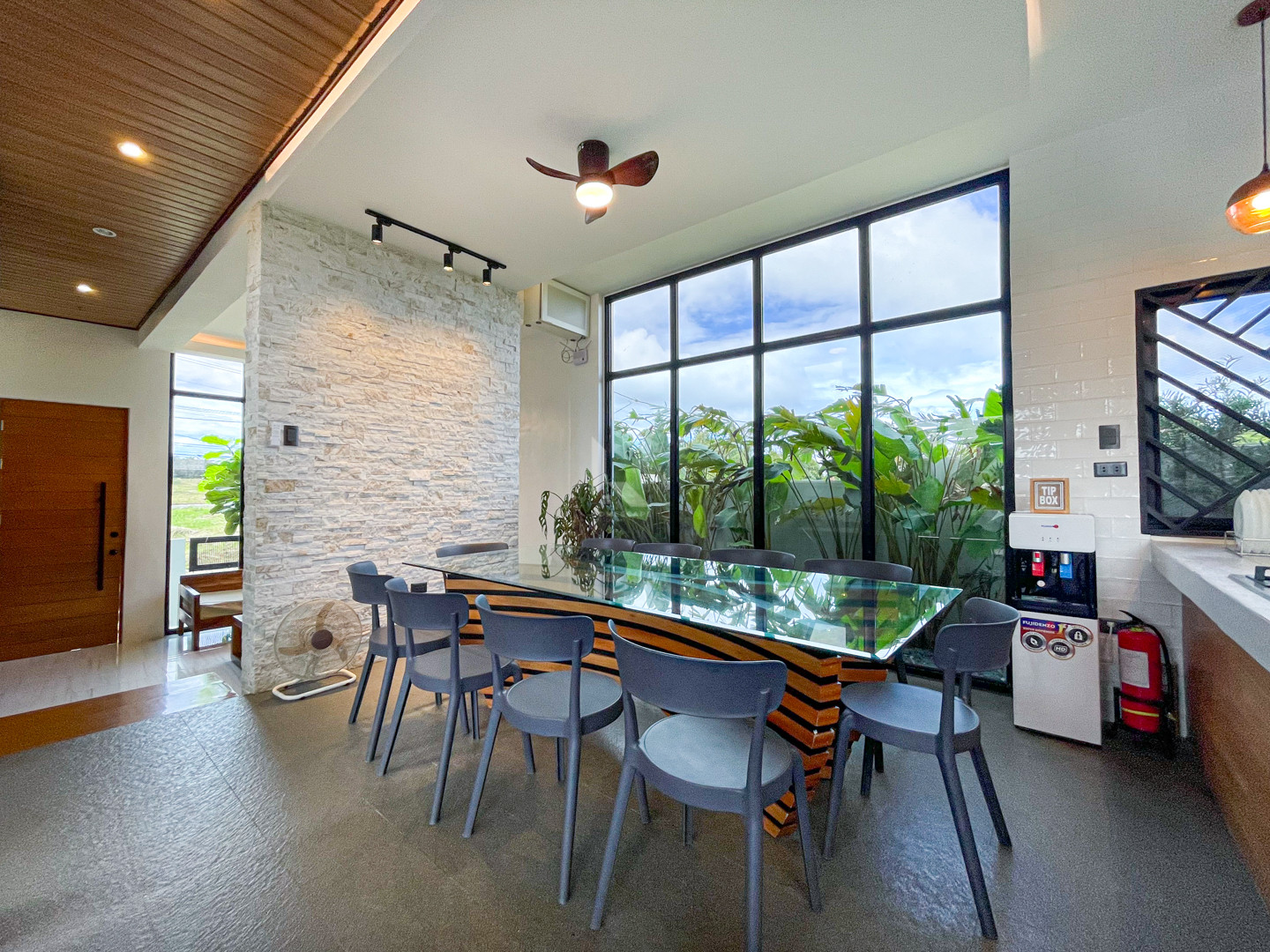 Magnificent Modern Tropical Vacation Home For Sale in Tagaytay photo 5